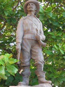 Estátua de Francisco de Brito Peixoto, em Laguna. Seus restos mortais estão na Matriz da cidade.