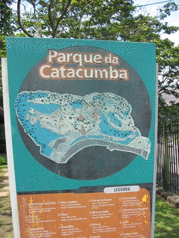 O local das gravações, Parque da Catacumba, no Rio, em uma encosta de pedra no fundo da Lagoa Rodrigo de Freitas
